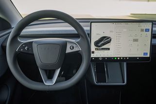 Mor nových aut na ústupu? Někdo konečně uznal, že displeje jsou nebezpečné - Garáž.cz